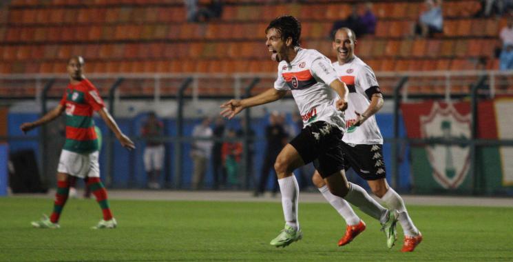 O lateral-esquerdo Xaro comemora o empate do Brasil aos 15 minutos do segundo tempo, no Pacaembu. Foto: Carlos  Insaurruguiaga