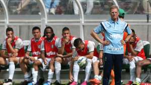 Oswaldo critica jogadores do Palmeiras por excesso de cartões