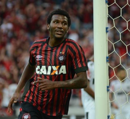 Douglas Coutinho desencantou, fez o gol e comemorou ao lado da torcida com muito choro. Foto: Marco Oliveira - Atlético-PR -Oficial