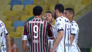 Jogadores de Flu e Corinthians se estranham e briga segue até o túnel