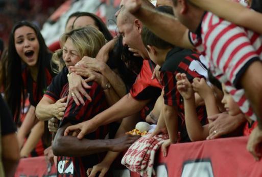 Douglas Coutinho marcou o gol, foi comemorar com a torcida e chorou de emoção