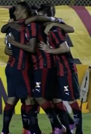 Diogo Matheus abriu uma avenida na defesa do Bragantino e marcou um gol para o Vitória