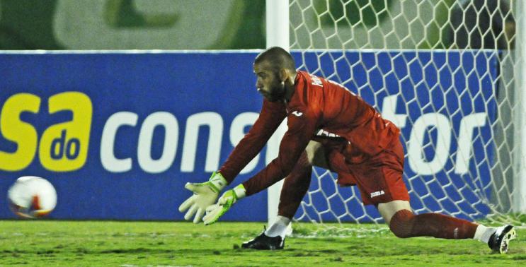 Vitor, goleiro do Londrina, fez grandes defesas diante do Guarani em Campinas