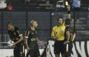 Combate às reclamações faz explodir número de cartões no início do Brasileirão