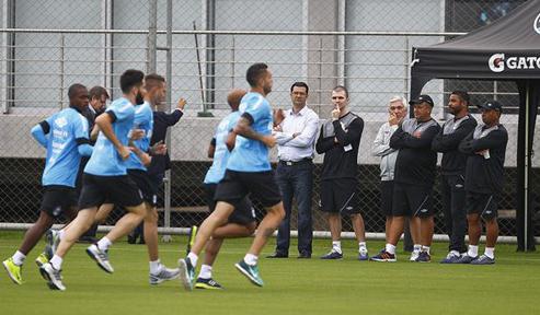 À tarde Roger foi à beira do gramado e acompanhou os treinos físicos dos jogadores do grêmio. Foto: Lucas Uebel