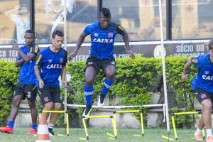 Colombiano Riascos treina no Vasco e será apresentado nesta quinta-feira