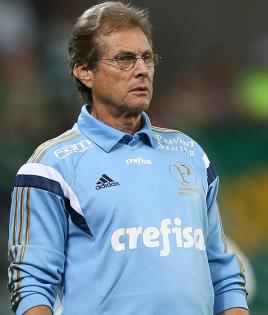 Osvaldo de Oliveira está ciente de que o time não vai bem e que treme em campo