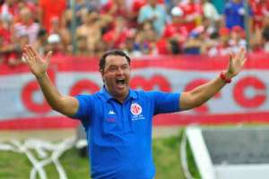 Série C: Roberto Fernandes quebra a cabeça para definir time do América-RN