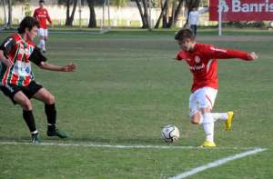 Eduardo Sasha passa bem após cirurgia no tornozelo e desfalca Inter por um mês