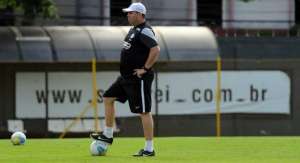 Sem Robinho, Marcelo Fernandes pensa em mudar esquema tático do Santos