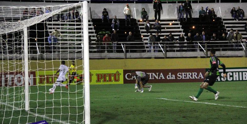 Bragantino pressionou nos 15 minutos iniciais, mas depois não teve força para segurar o Coelho. Foto: Fágner Alves/GB
