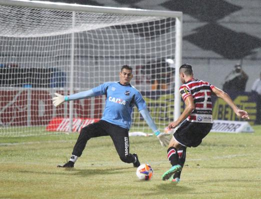 Santa Cruz perdeu gols cara a cara com o goleiro do ABC dentro do Arruda, em Recife.