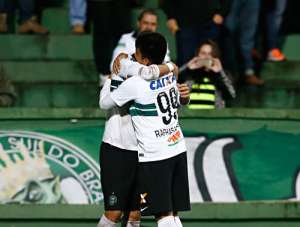 Após vitória na Copa do Brasil, Coritiba busca boa sequência contra Avaí em casa