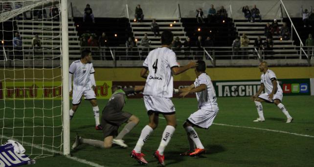 Jobinho perdeu uma chance na pequena área sozinho, aos três minutos. Mandou a bola no travessão. No final, nova derrota. Foto: Fágner Alves/GB.