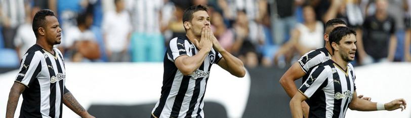 Zagueiro Diego Giaretta marcou o primeiro gol do Botafogo contra o Vitória, no Engenhão