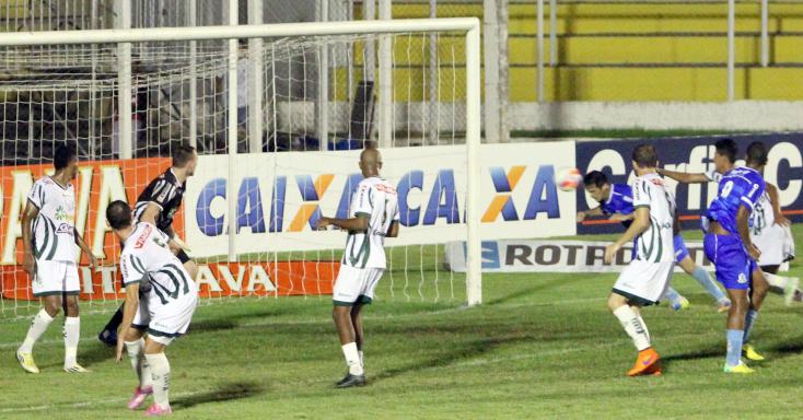 Pipico, na pequena área, toca de cabeça para empatar para o Macaé, que virou em cima do Luverdense. Fotos: Tiago Ferreira - Macaé