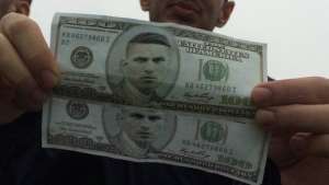 Corintianos protestam e estampam dinheiro com foto de Guerrero