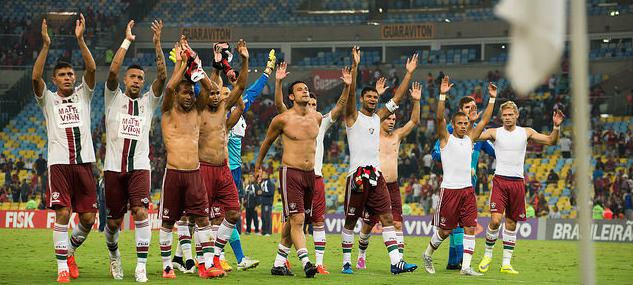 Jogadores do Fluminense saudaram a torcida tricolor, presente me menor número no Maracanã