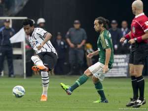 'Estou de braços abertos para ficar', diz Valdivia após vitória no clássico