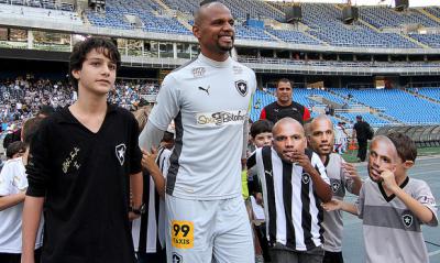 Jeferson se multiplicou em máscaras distribuídas no Engenhão