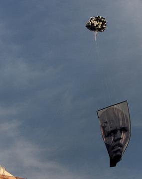 Imagem de Jeferson levada ao céu por balões de ar