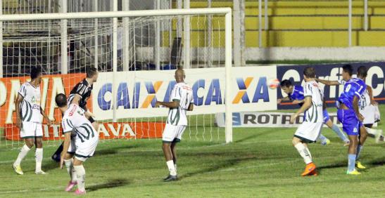 Pipico desvia de cabeça para as redes do Luverdense