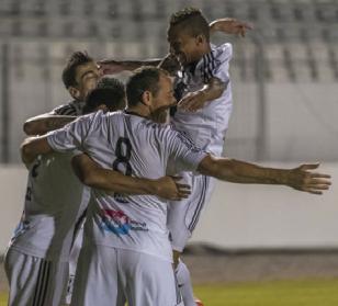 Josimar, camisa 8, dando suporte na marcação para Renato Cajá comer a bola