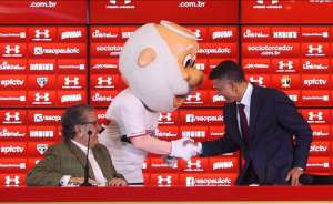 Brasileiro: Com canetas na meias e sem agasalho, Osorio comanda primeiro treino no São Paulo