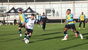 A pedido de Roger, volante Edinho é reintegrado ao elenco do Grêmio