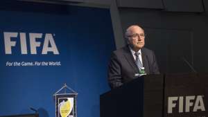 Após convocar novas eleições, Blatter diz que Fifa precisa de 