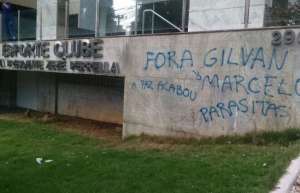 Sede do Cruzeiro amanhece pichada; Gilvan de Pinho Tavares e Marcelo Oliveira são alvos