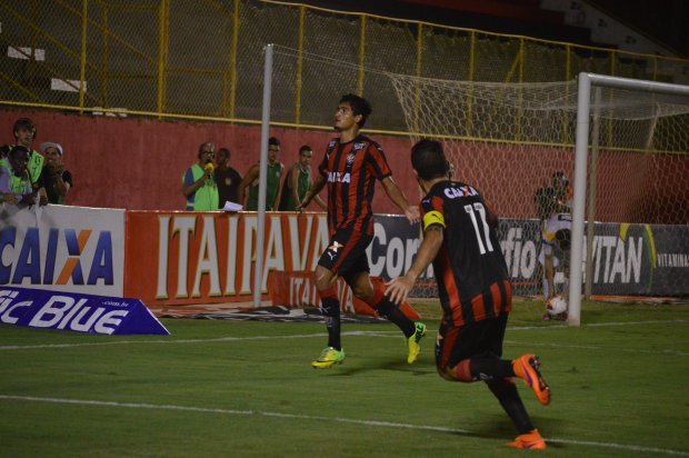 Zagueiro Ramon comemora o primeiro gol da partida. - Vitoria EC / Divulgação