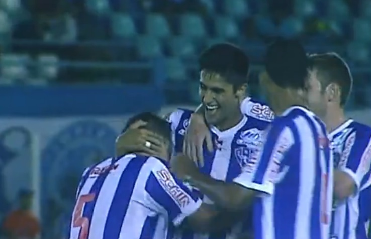 O zagueiro Thiago Martins comemora gol que abriu o placar para o Paysandu