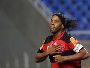 Ronaldinho Gaúcho vai ao Rio gravar clipe, mas abre conversas com o Vasco