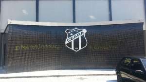 Série B: Torcida picha muro, protesta e aumenta crise no Ceará