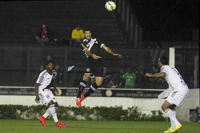 Gilberto perdeu um pênalti logo no começo do jogo, quando a Ponte Preta já vencia por 1 a 0 e depois ainda foi expulso