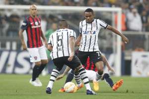 Flamengo pode quitar dívida do Corinthians com Sporting para ter Elias