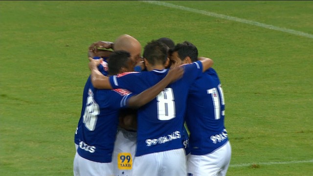 Cruzeiro derrota o Flamengo no Mineirão