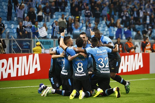 Jogadores do Grêmio comemoram gol marcado por Giuliano logo aos dois minutos do primeiro tempo