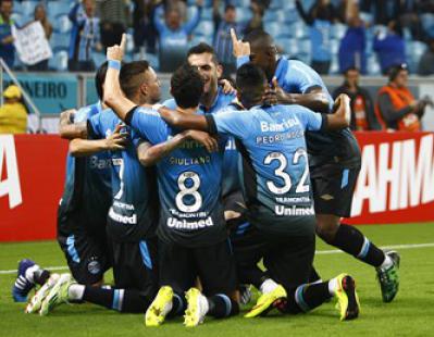 Grêmio unido após saída do ultrapassado Felipão bateu o Corinthians, por 3 a 2