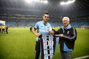 Diretoria do Grêmio homenageia seu capitão Rhodolfo por completar 100 jogos