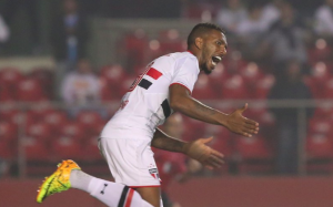 Zagueiro Paulo Miranda, do São Paulo, vira artilheiro de clássico e agrada ao técnico interino