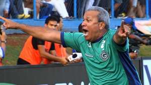 Hélio dos Anjos lamenta gol sofrido pelo Goiás no final: “merecíamos a vitória”