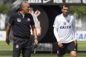 Corinthians tenta corrigir deficiências na defesa e no ataque para obter reação