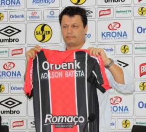 Apresentado, Adílson Batista pede que jogadores honrem a camisa do Joinville