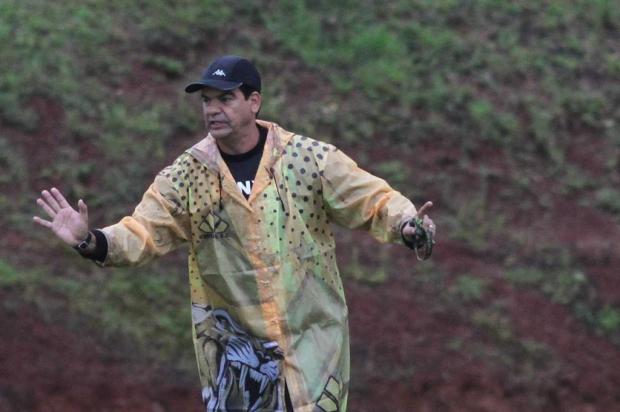 O técnico Moacir Júnior treinou o time na manhã desta sexta, mas não divulgou a escalação