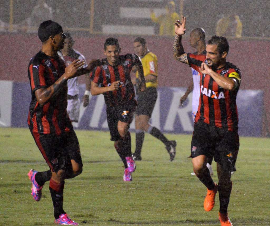 Escudero comemora gol do Vitória com Élton
