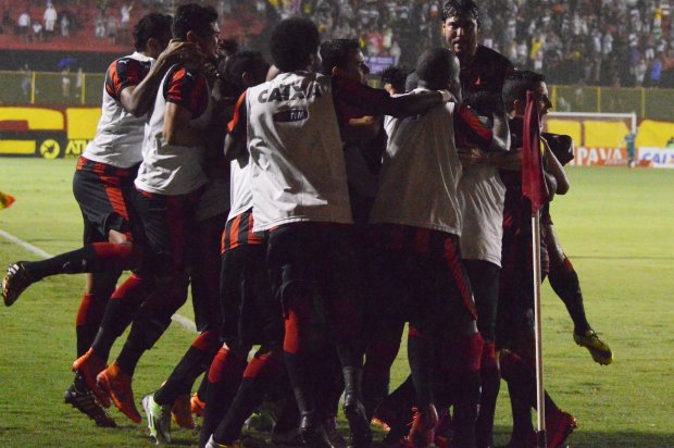 Jogadores do Vitória comemoram gol que deu mais tranquilidade no segundo tempo