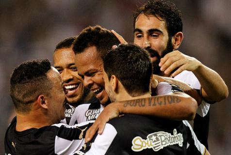 Bill é abraçado após marcar um dos três gols do Fogão em cima do Mogi Mirim