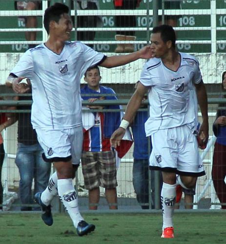 Chico se aproxima de Jobinho para comemorar o primeiro gol do Bragantino em cima do Bahia